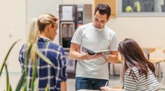 Čerství absolventi to majú ma trhu práce jednoduchšie ako predošlé ročníky. Pracovných príležitostí je viac než dosť