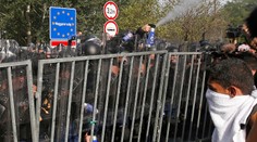 Migranti v Röszke prerazili plot, polícia zasiahla slzotvorným plynom