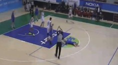 Päsťou do tváre: Pozrite sa, ako basketbalistka knokautovala súperku