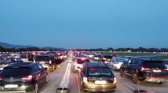 Dopravné peklo, hovorí fanúšik Rammsteinu. Krátky úsek prechádzali päť hodín, spálili 18 litrov nafty