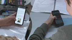 Najmladším žiakom chce štát v školách úplne zakázať mobily. Pri starších pripravuje pravidlá