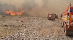 VIDEO: Slovenskí hasiči chránia obec na Rodose, ktorú ohrozujú plamene z viacerých strán