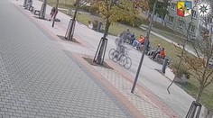 Zrazil dieťa na chodníku a odišiel. V Česku hľadajú drzého cyklistu