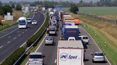 Na maďarskej diaľnici M1 havaroval autobus, všetci cestujúci skončili v nemocnici