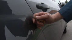 Neznámy vandal doškriabal autá. Dôvod? Zrejme zlé parkovanie