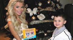 Krásna mamina! Kucherenko so synčekom pri vianočnom stromčeku