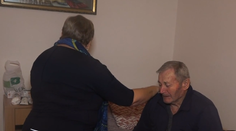 Dôchodcovia, ktorí opatrujú blízkych, už nebudú dostávať nižší príspevok oproti ostatným. Odmena sa dorovná