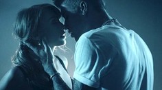 FOTO nevhodné pre deti! Bieber olizoval striptérke prsia