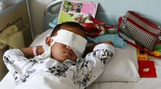 Muž porezal pred školou desať detí. Potom sa zabil