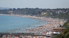 Tisíce ľudí na pláži. Briti v najteplejšom dni roku úplne ignorovali nariadenia