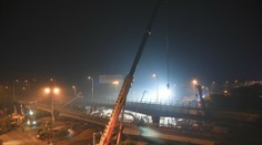 Kamera zachytila šokujúci moment: Diaľničný most sa zrútil na autá pod ním