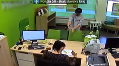 Lupiči sú stále na úteku, pátranie pokračuje. Polícia zverejnila video celého prepadnutia banky