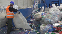 Ukážeme vám, čo sa deje s PET fľašou po vhodení do zberného automatu