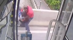 VIDEO: Žena so synom v náručí chcela skočiť z mosta. Všetkému promptne zabránil vodič autobusu