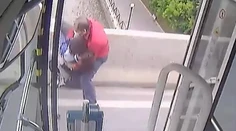VIDEO: Žena so synom v náručí chcela skočiť z mosta. Všetkému promptne zabránil vodič autobusu
