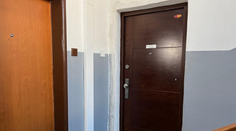 Manžela po hádke bodla do hrude. Následne si sadla s deťmi do auta a havarovala