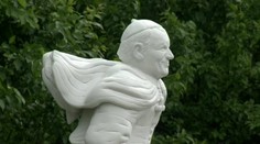 Toto im nevyšlo: Socha Jána Pavla druhého pripomína Batmana