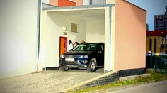 Študent (16), ktorý sekerou útočil na škole v Novákoch, bude stíhaný väzobne