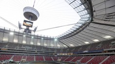 Národný štadión sa v Poľsku mení na poľnú nemocnicu. Zdravotníctvo je pre COVID-19 preťažené