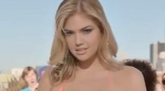 Koľko sa vydržíte pozerať prsnatej kráske do očí? Chlapi, to je výzva!