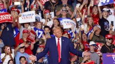 Komunistka či blázon. Donald Trump pokračuje v útokoch na Kamalu Harrisovú, vraj vyzerá lepšie ako ona