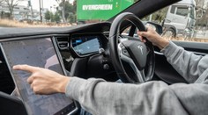 Pre útoky v Červenom mori meškajú súčiastky, jeden z výrobcov elektromobilov pozastavuje výrobu