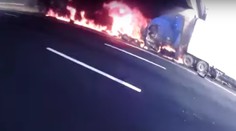 VIDEO: Hrdinský zásah policajtov. Bleskurýchlo vytiahli z horiaceho kamióna šoféra