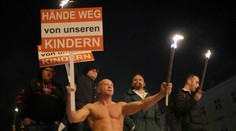 V Rakúsku protestovalo proti lockdownu 40-tisíc ľudí, zopár ich zadržali