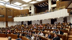 Ak niektorí z dnešných poslancov neuspeje vo voľbách, prilepší si o tisícky eur