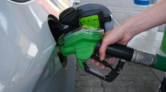 Ceny benzínu a nafty opäť klesli. Komentár analytika však schladí akúkoľvek radosť motoristov