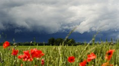 Víkend prinesie búrky s prudkým lejakom. Čakajte ich najmä v týchto oblastiach Slovenska