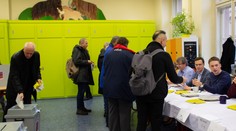 Prvý deň prezidentských volieb v Česku sa skončil, v niektorých okrskoch dosiahla účasť 50 percent