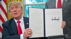 Trump podpísal nariadenie, ktoré udrží pokope rodiny migrantov