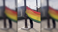 Pred Prezidentským palácom veje dúhová vlajka. Zuzana Čaputová si uctila obete streľby