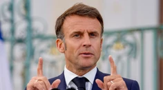 Ukrajina by mala mať možnosť neutralizovať ruské vojenské základne, vyhlásil Emmanuel Macron