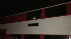 Železnice hodiny nechali cestujúcich bez svetla, vody a klimatizácie. Dnes priznávajú zlyhanie