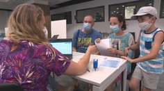 Očkovanie detí rozvírilo vlnu diskusie. Briti ju stopli, u nás má zelenú aj pre mladšie deti