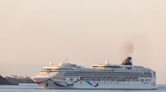 Výletná loď odplávala z ostrova bez ôsmich pasažierov. Tí ju teraz naháňajú po západnom pobreží Afriky