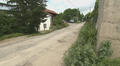 Niektoré ulice v Nitre vyzerajú ako poľné cesty. Ľudia aj autá sa brodia blatom