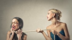 Máte vo svojom okolí toxickú kamarátku? Tieto znaky ju odhalia