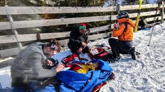 Lyžiar v Jasnej zrazil matku, keď pomáhala synovi s výstrojom. Napriek značke spomaľ išiel rýchlo