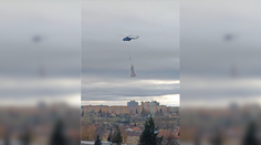 Nad Popradom sa „zjavil“ obrovský anjel. Vianočnú výzdobu prenášala helikoptéra