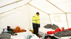 Pri požiari v osade v Stropkove vyhorelo deväť chatrčí. Pre takmer 50 ľudí zriadili stanové mestečko