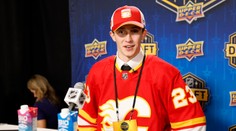 Mladý Slovák udivil zámorie a zostáva v NHL. Aj proti lepším súperom vyzerá výborne, chváli ho tréner Calgary