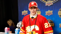 Mladý Slovák udivil zámorie a zostáva v NHL. Aj proti lepším súperom vyzerá výborne, chváli ho tréner Calgary