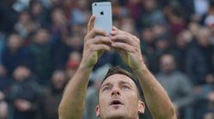 Totti nezvyčajne oslávil gól, s fanúšikmi si spravil selfie
