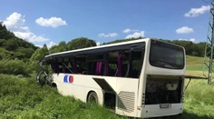 Za Krupinou sa zrazil kamión s autobusom. Jeden mŕtvy, 9 zranených