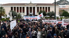 Gréci už druhý deň po sebe vyšli do ulíc. Celoštátny štrajk ochromil dopravu