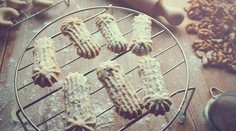 Pstruh na pomarančoch so šalátom z farebných zemiakov