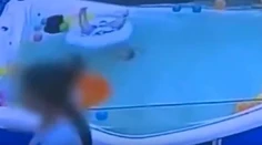 Chlapček sa prevrátil v bazéne a začal sa topiť. Všimli si ho až po 46 sekundách